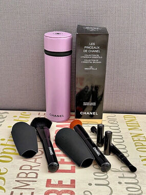 CHANEL Les Pinceaux de Chanel Collection of 3 Essential Brushes Limited Edition